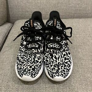 Adidas Cloudfoam comfort in cheetah pattern.   Women’s size 10.  EUC.